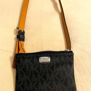 Michael Kors Black/Gray Belt Bag. It’s like new, used once.